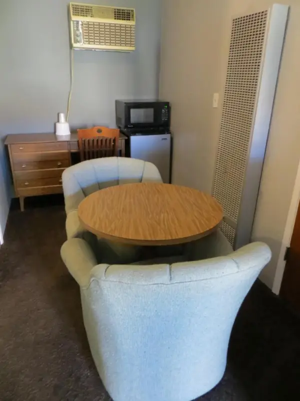 Capri Motel 10